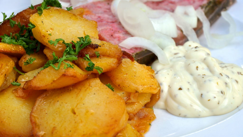 Ein traditionelles Gericht: Sülze mit Bratkartoffeln, liebevoll zubereitet und serviert.